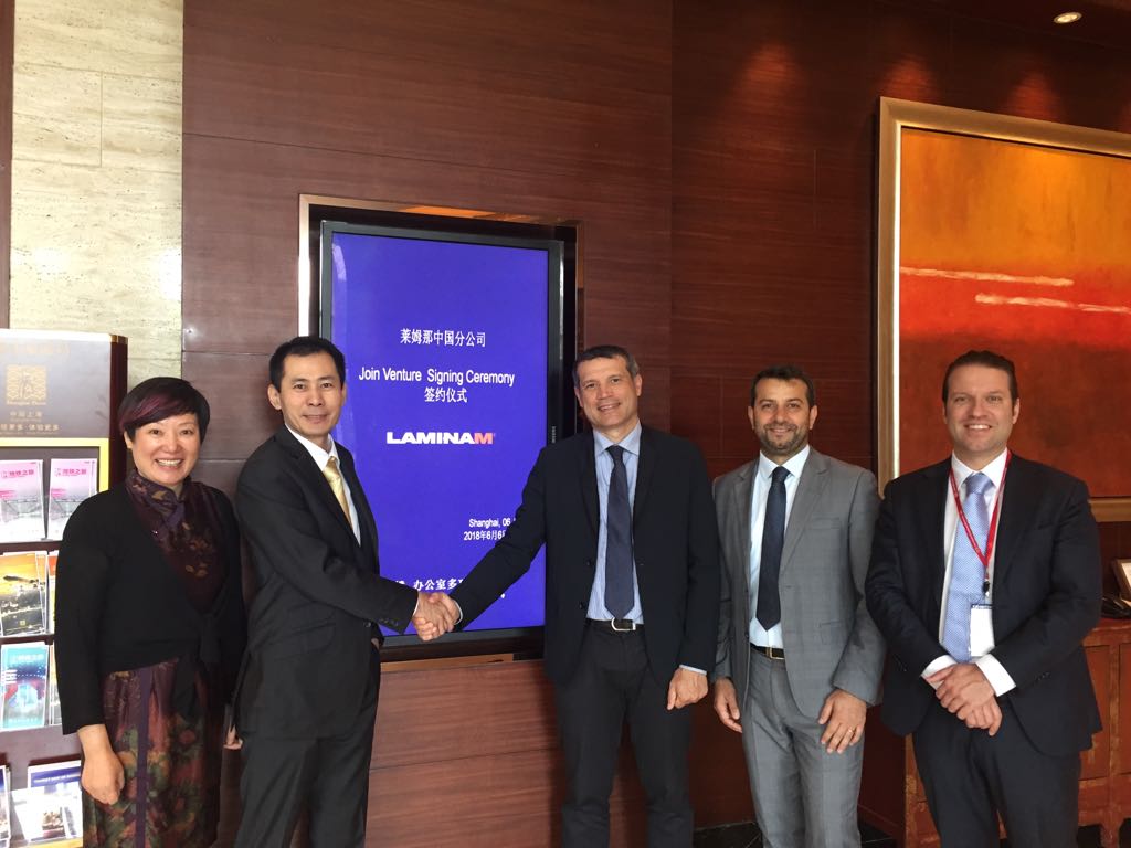 Handshake between the Chinese entrepreneur James Huang and AD Laminam Alberto Selmi