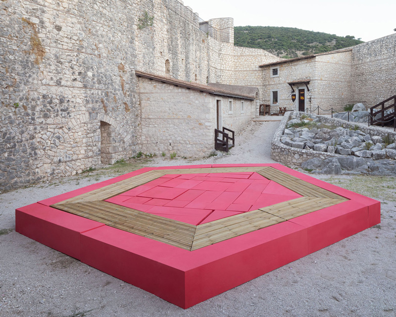 TSPOON, LA PENTANA, allestimento degli spazi esterni di Rocca Janula | Cassino (FR) | 2022
