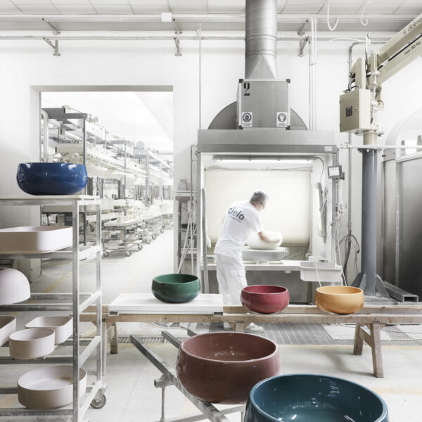 bacinelle in ceramica di Ceramica Cielo a escono dai forni