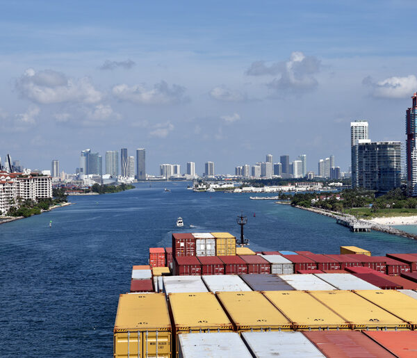 Cerca simile N. file: 290063976 Large cargo container ship entering port of Miami (photo by Mariusz)